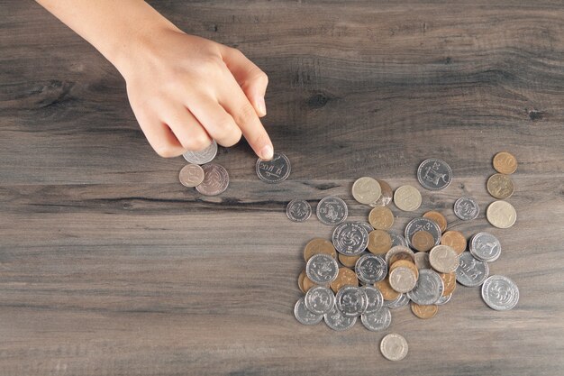 Vrouw telt munten op tafel