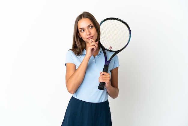 Vrouw tennissen geïsoleerde witte muur en opzoeken