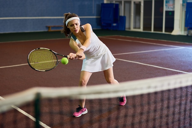 Vrouw tennissen in de rechtbank