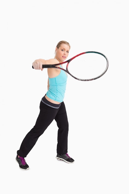 Vrouw tennissen met een racket