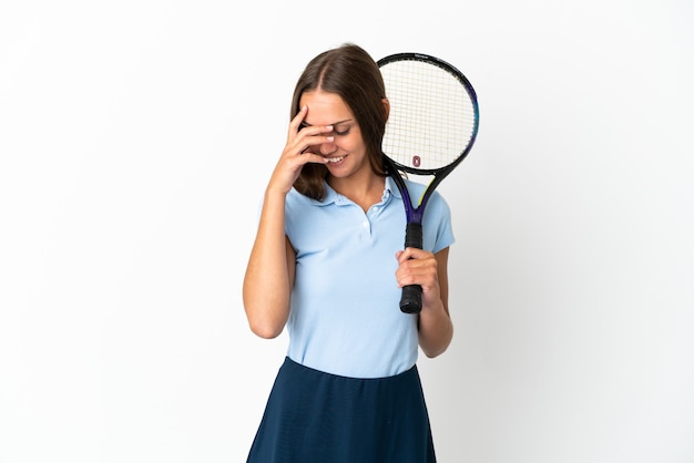 Vrouw tennissen over geïsoleerde witte muur lachen