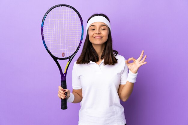 Vrouw tennisser in studio