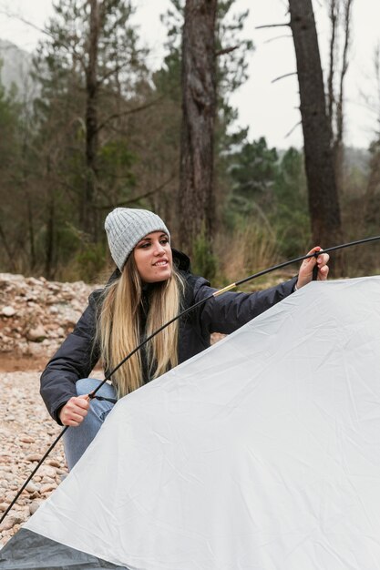 Foto vrouw tent voorbereiden op kamperen