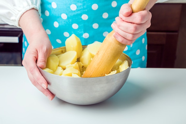 Vrouw thuis koken