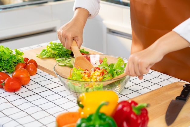 Vrouw tijdens het bereiden van gezond voedsel Groentesalade