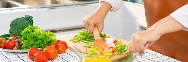 Vrouw tijdens het bereiden van gezond voedsel Groentesalade