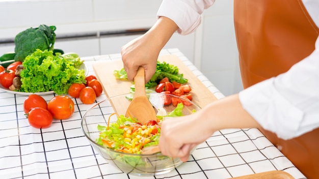 Vrouw tijdens het bereiden van gezond voedsel Groentesalade