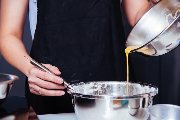 Vrouw tijdens het maken van gietend ei