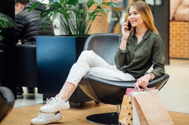 Vrouw tijdens het praten op haar mobiele telefoon