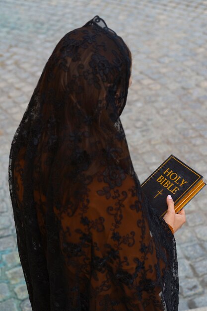 Vrouw tijdens religieuze bedevaart in de kerk