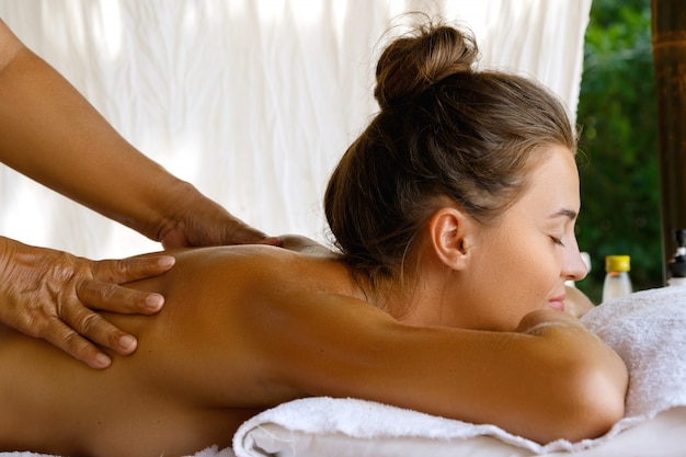 Vrouw tijdens traditionele Thaise massage