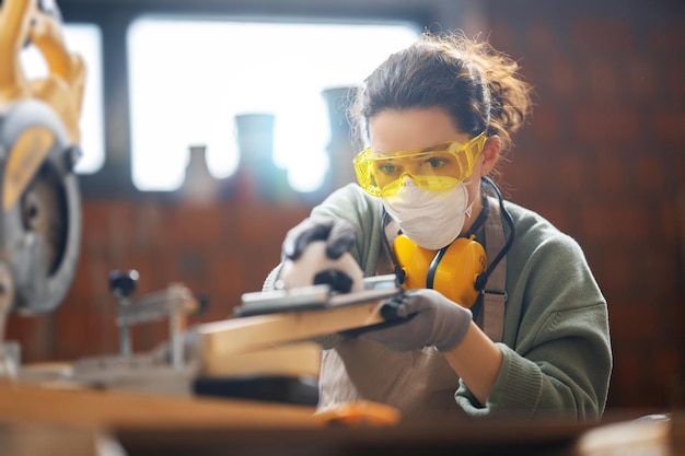 Vrouw timmerman in werkplaats