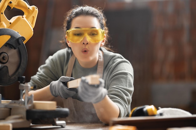 Vrouw timmerman in werkplaats