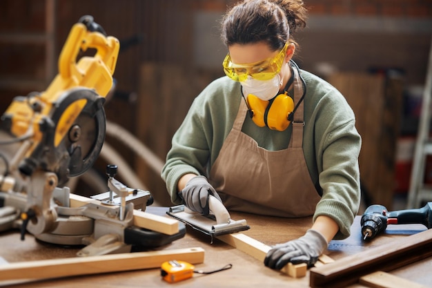 Vrouw timmerman in werkplaats