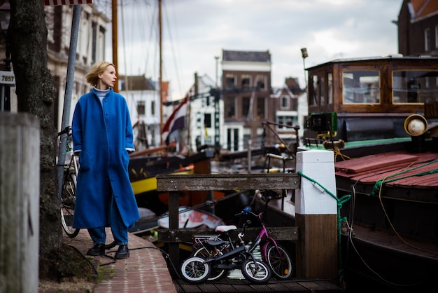 Vrouw toerist in de baai met schepen in Nederland Cityscape van Rotterdam Reizen en avontuur