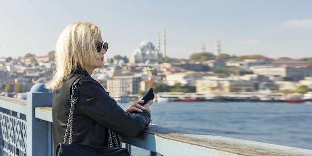 Vrouw toerist in istanbul reizen vakantie momenten banner met kopie ruimte concept van herfstvakantie in istanbul, turkije