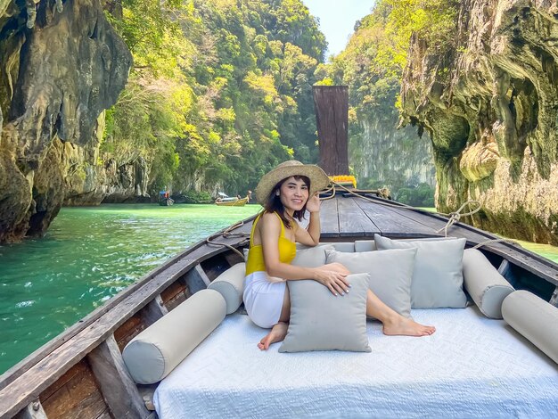 Foto vrouw toerist in privé longtail boottocht naar lagoon koh hong in de buurt van hong island krabi thailand landmark bestemming azië reizen vakantie reislust en vakantie concept