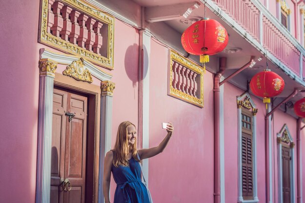 Vrouw toerist op straat in de Portugese stijl Romani in Phuket Town. Ook wel Chinatown of de oude stad genoemd. Reizen met kinderen concept