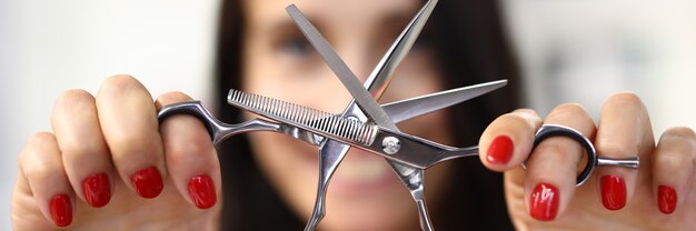 Vrouw toont klassieke stalen kapper tool close-up