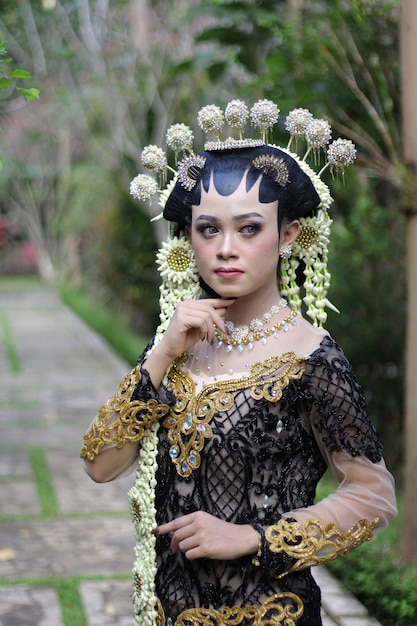 Vrouw traditionele bruiloft moderne jurk van java Premium Foto