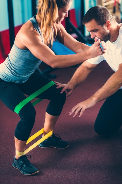 Vrouw trainen met personal trainer in een sportschool