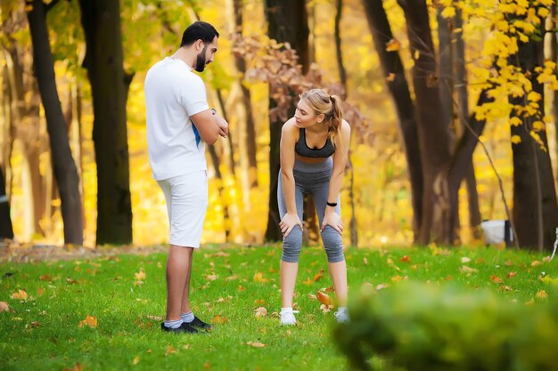 Vrouw training met personal trainer in park