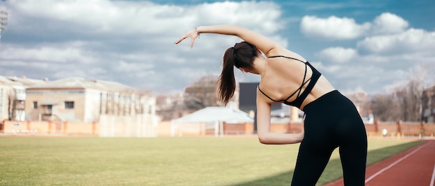 Vrouw traint in het stadion