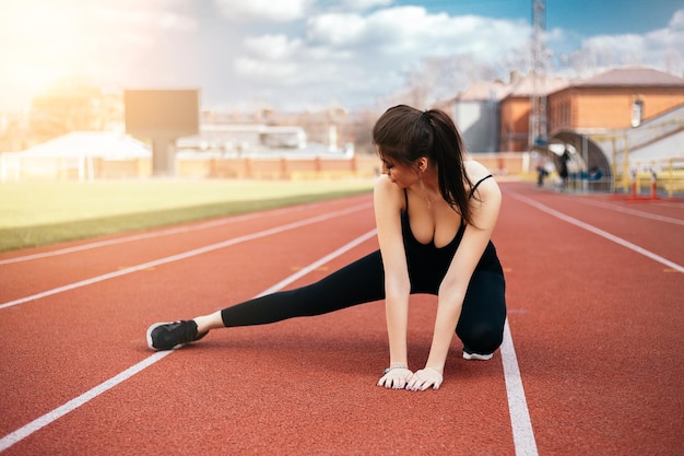 Vrouw traint in het stadion