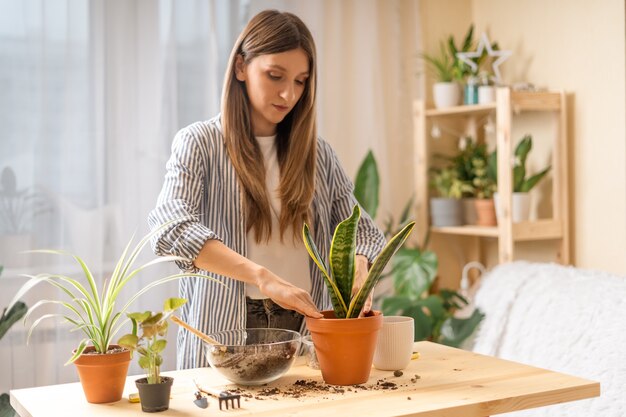 Vrouw tuinders drenken plant