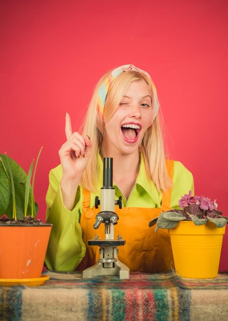 Vrouw tuinman met potplanten tuinieren vrouw greep potplanten vrouw met bloempot plant in ...