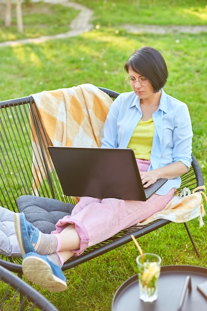 Vrouw typen op de laptop voor werken op afstand freelancer woman