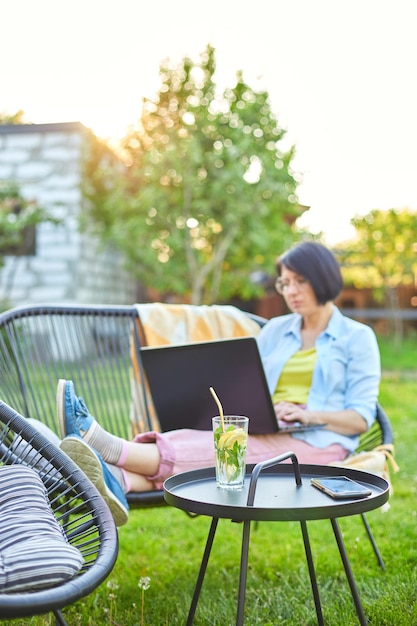 Vrouw typen op de laptop voor werken op afstand Freelancer woman