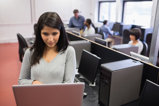 Vrouw typen op laptop in de klas