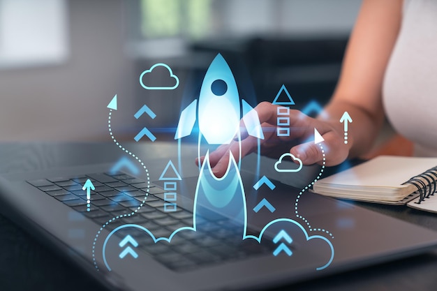 Vrouw typen op laptop op kantoor werkplek op achtergrond Concept van werkproces internet surfen online business onderwijs Student e-mail verzenden Close-up bekijken Opstarten pictogrammen