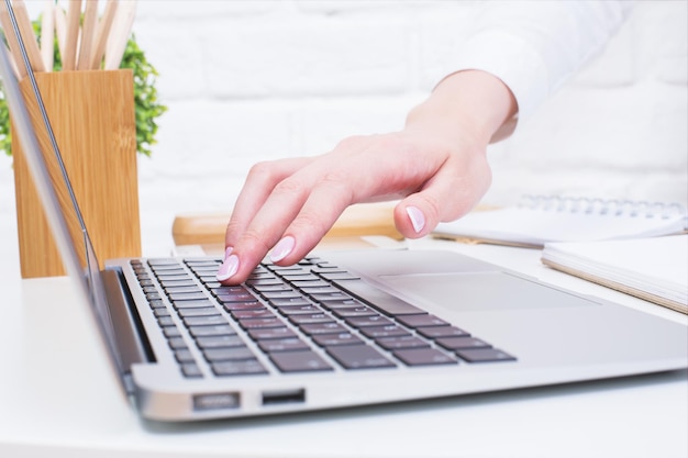 Vrouw typen op laptop toetsenbord