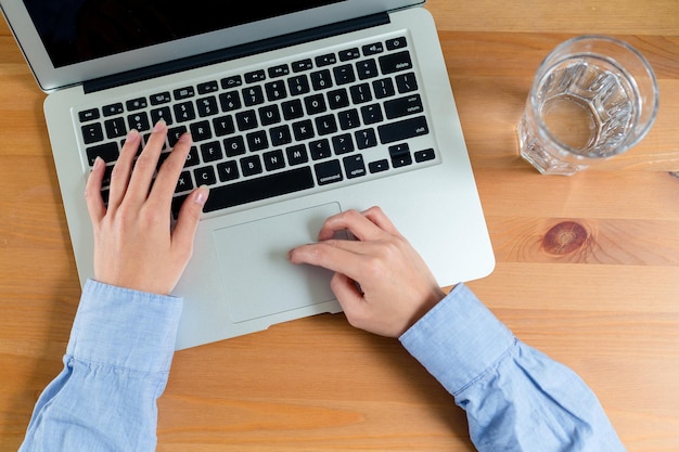 Vrouw typen op laptop