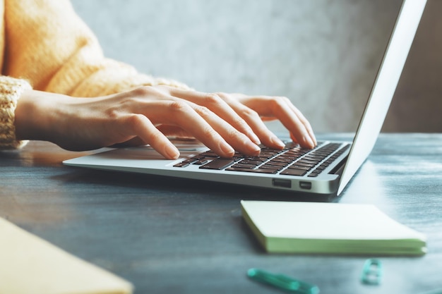 Vrouw typen op notebook toetsenbord