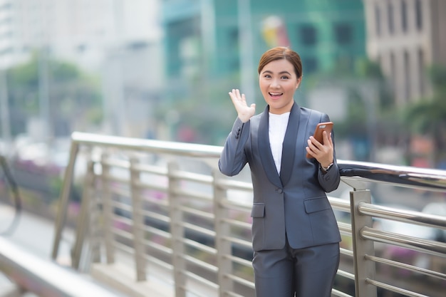 Vrouw typt de smartphone en ze heeft verrassing