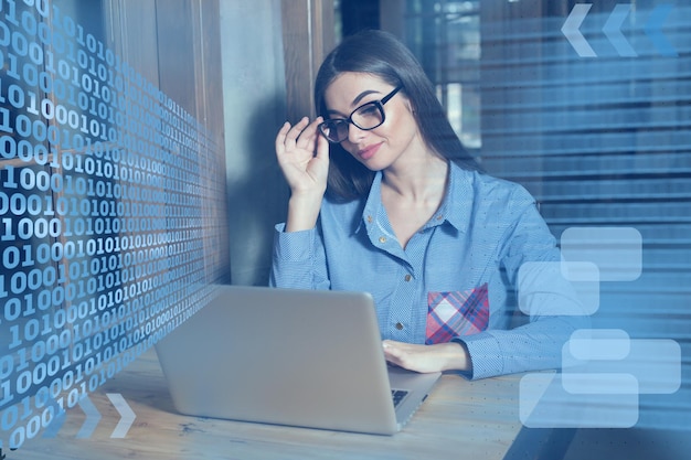 Vrouw typt op de grijze laptop