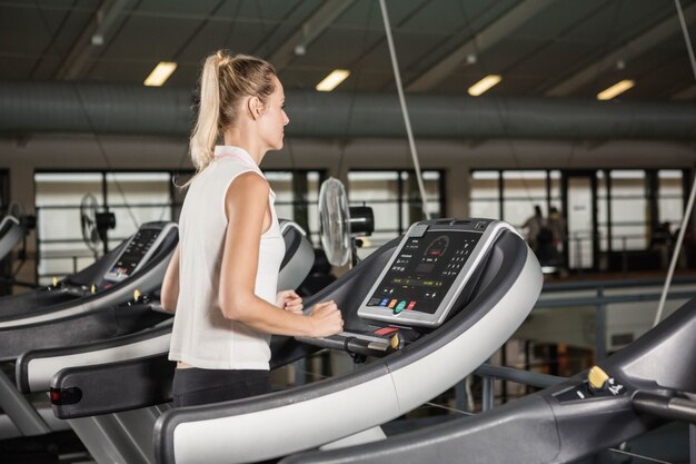 vrouw uitoefenen op een loopband in een sportschool