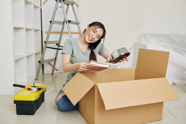 Vrouw uitpakken in gehuurd appartement