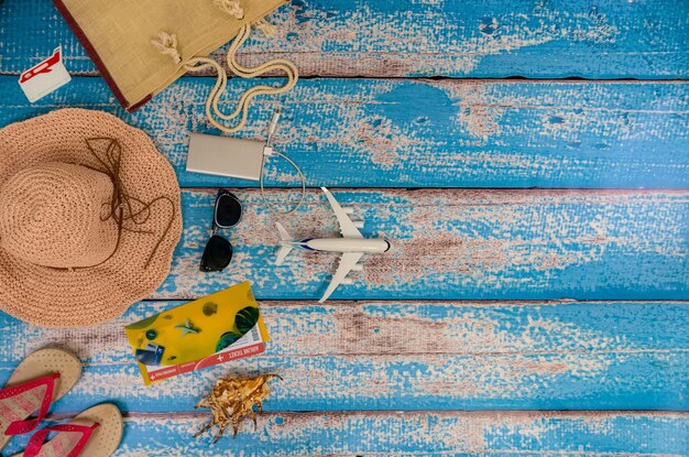 Vrouw vakantie accessoires op de armoedige blauwe houten planken