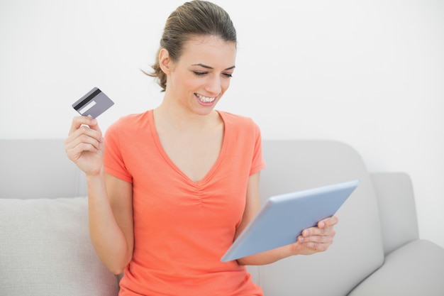 Vrouw van de inhouds het mooie vrouw winkelen met haar tablet