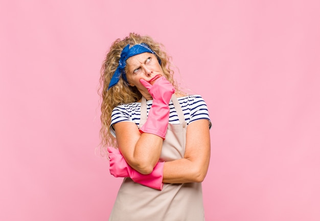 Vrouw van middelbare leeftijd denken, twijfelachtig en verward voelen