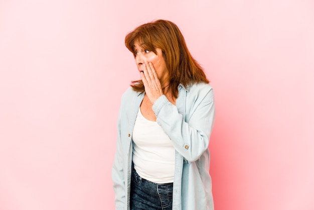 Vrouw van middelbare leeftijd die geïsoleerde emoties uitdrukken