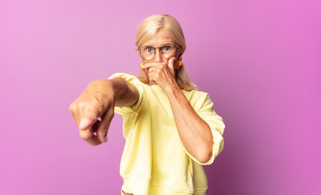 Vrouw van middelbare leeftijd die je uitlacht