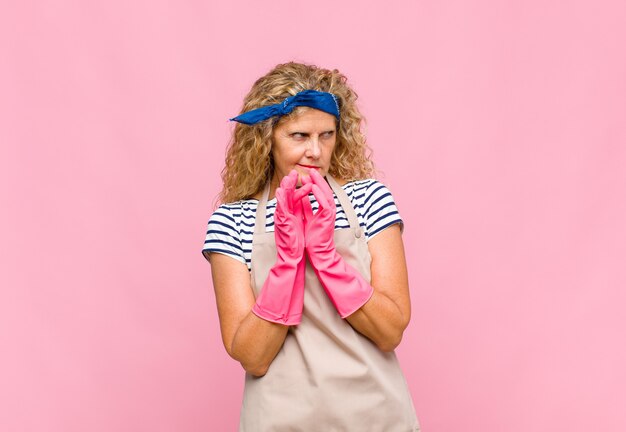 Vrouw van middelbare leeftijd die trots, ondeugend en arrogant is