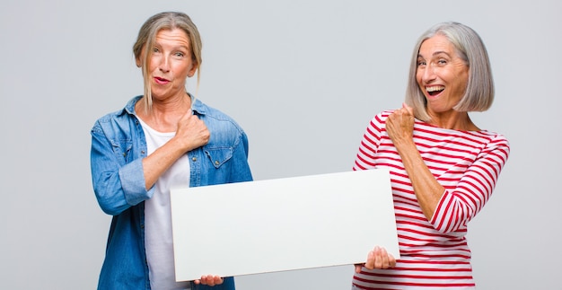 Vrouw van middelbare leeftijd die zich gelukkig, positief en succesvol voelt, gemotiveerd wanneer ze voor een uitdaging staat of goede resultaten viert