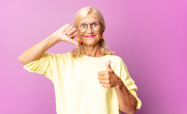 Vrouw van middelbare leeftijd die zich verward, onwetend en onzeker voelt en het goede en slechte in verschillende opties of keuzes weegt