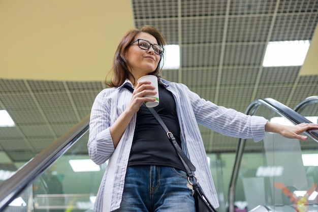 Vrouw van middelbare leeftijd met een kopje koffie